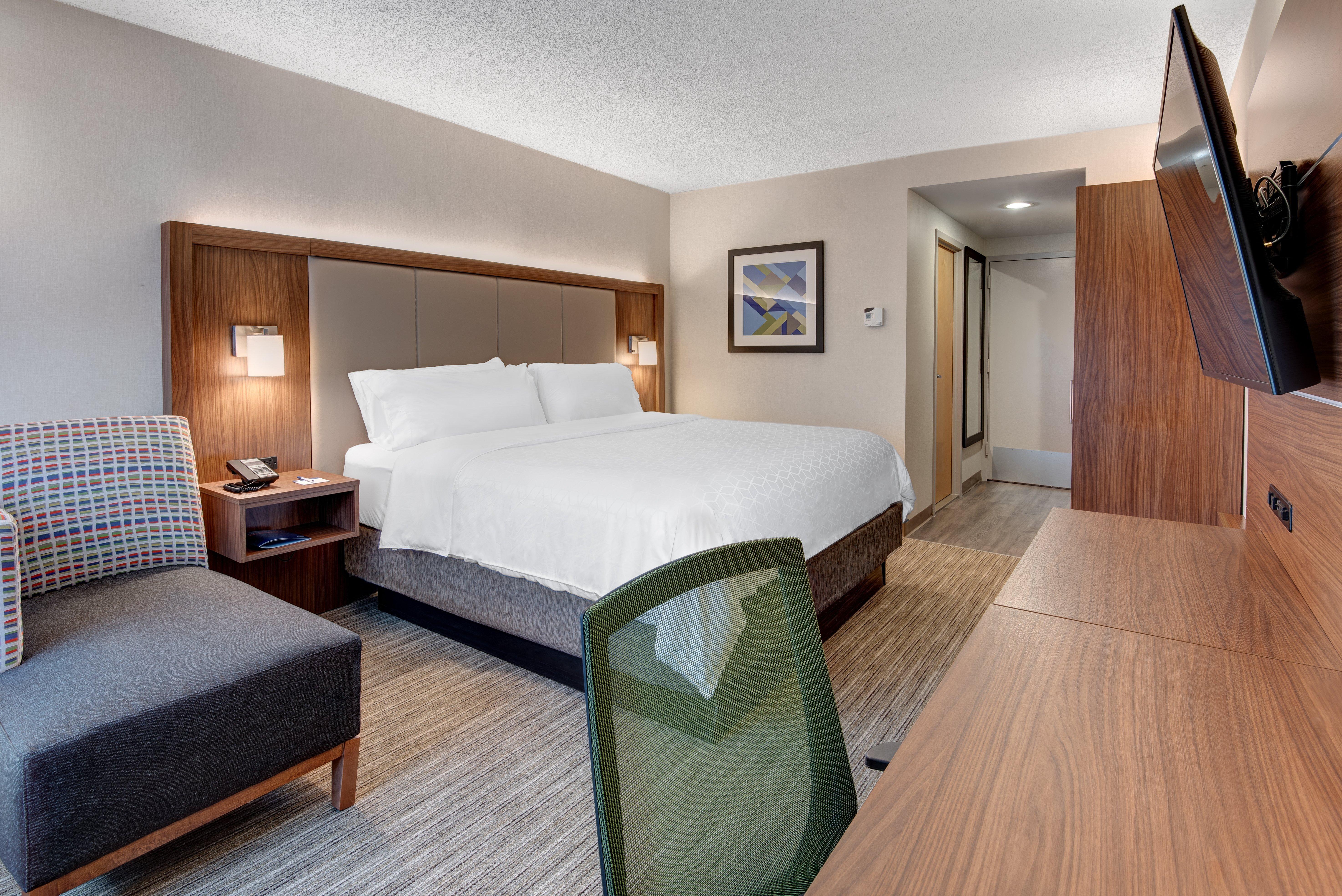 Holiday Inn Express & Suites West Long Branch - Eatontown By Ihg Екстериор снимка