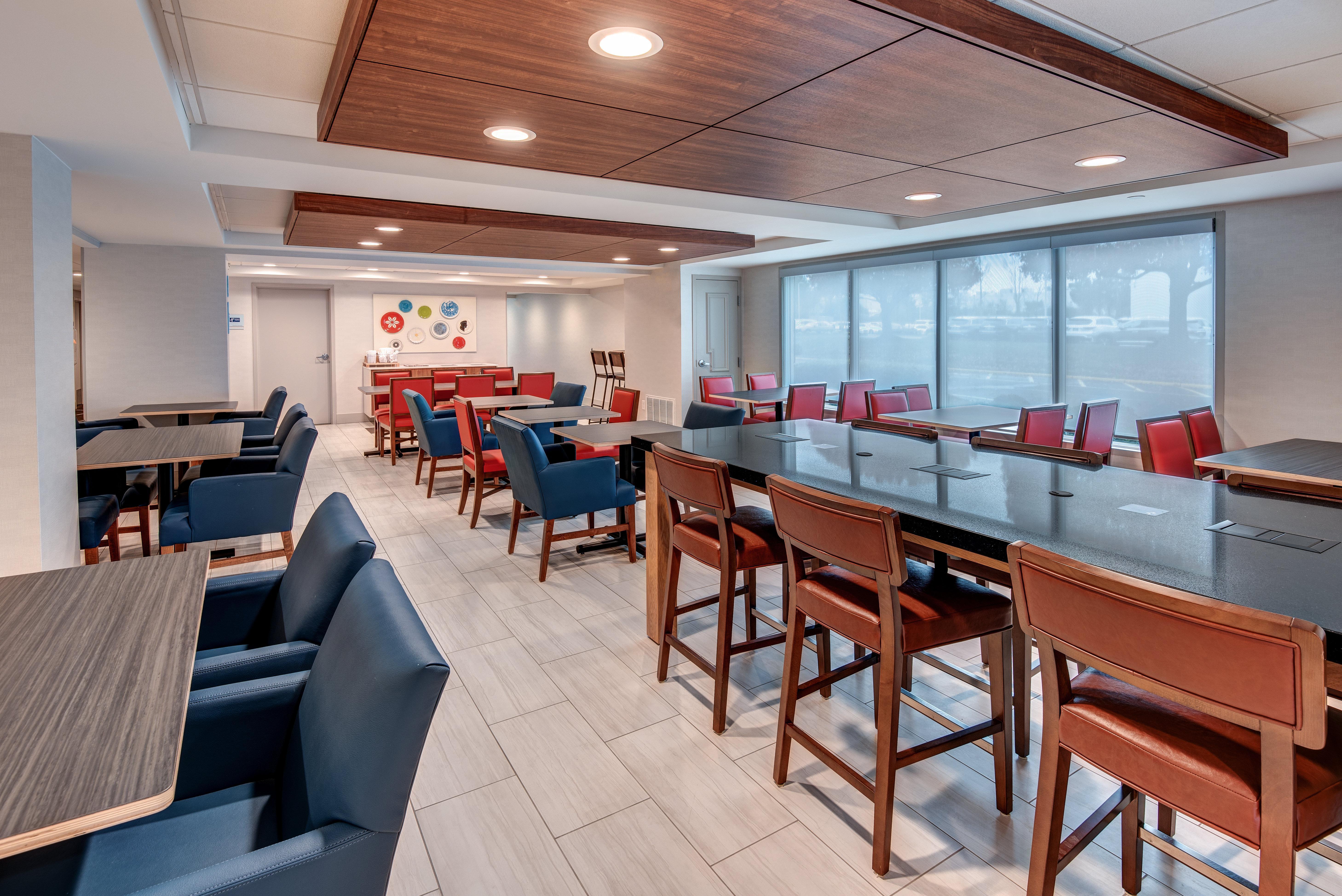 Holiday Inn Express & Suites West Long Branch - Eatontown By Ihg Екстериор снимка