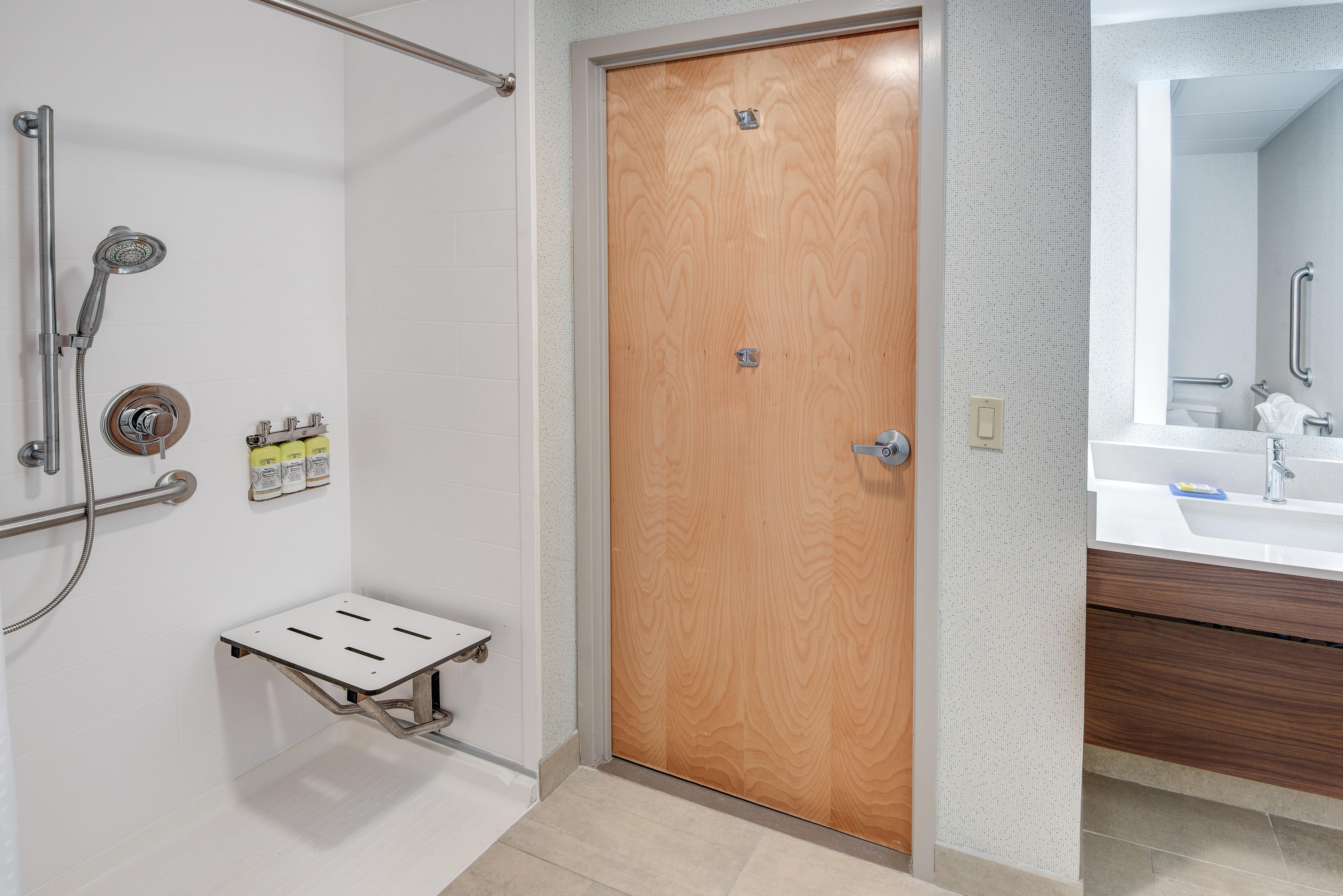 Holiday Inn Express & Suites West Long Branch - Eatontown By Ihg Екстериор снимка