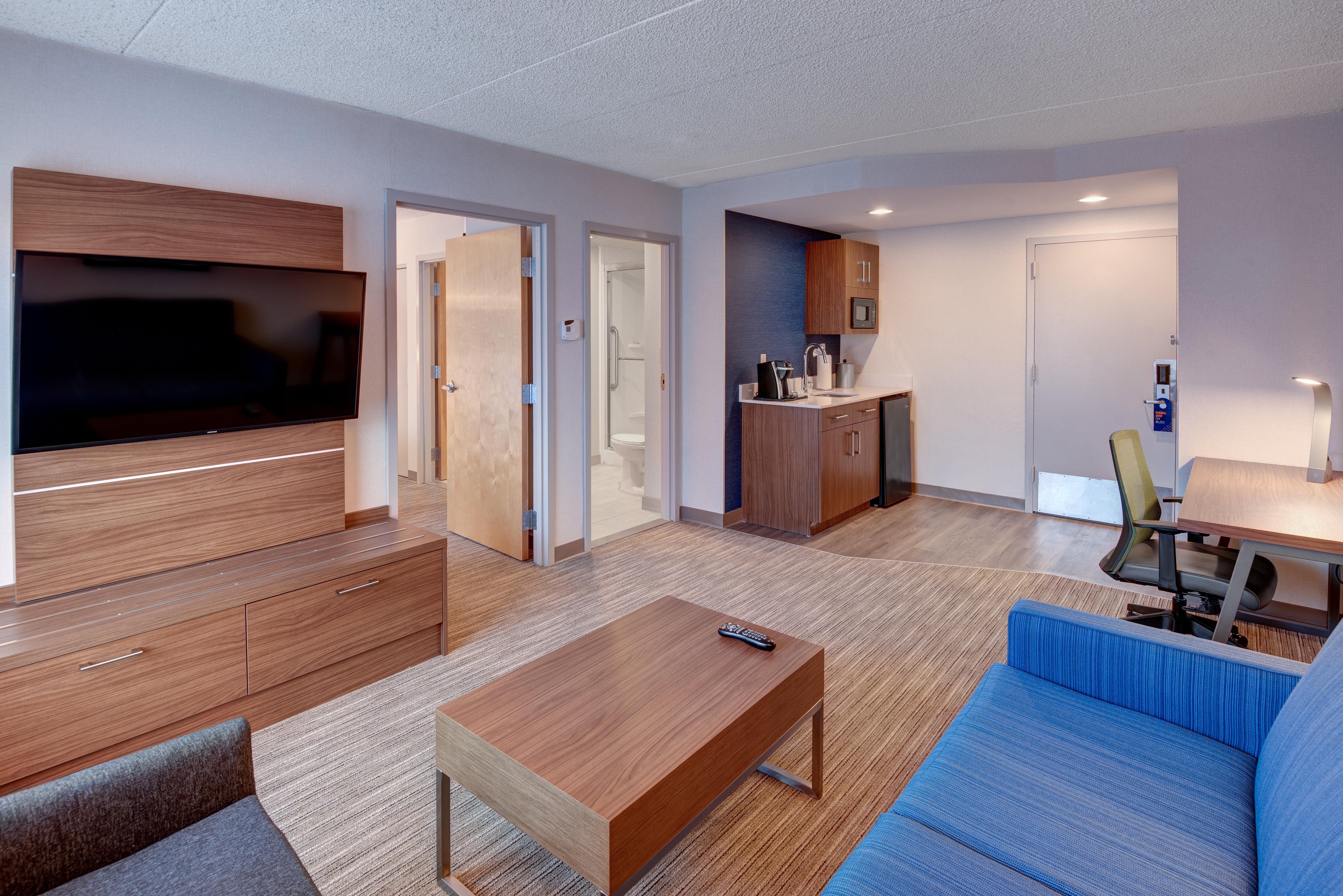 Holiday Inn Express & Suites West Long Branch - Eatontown By Ihg Екстериор снимка