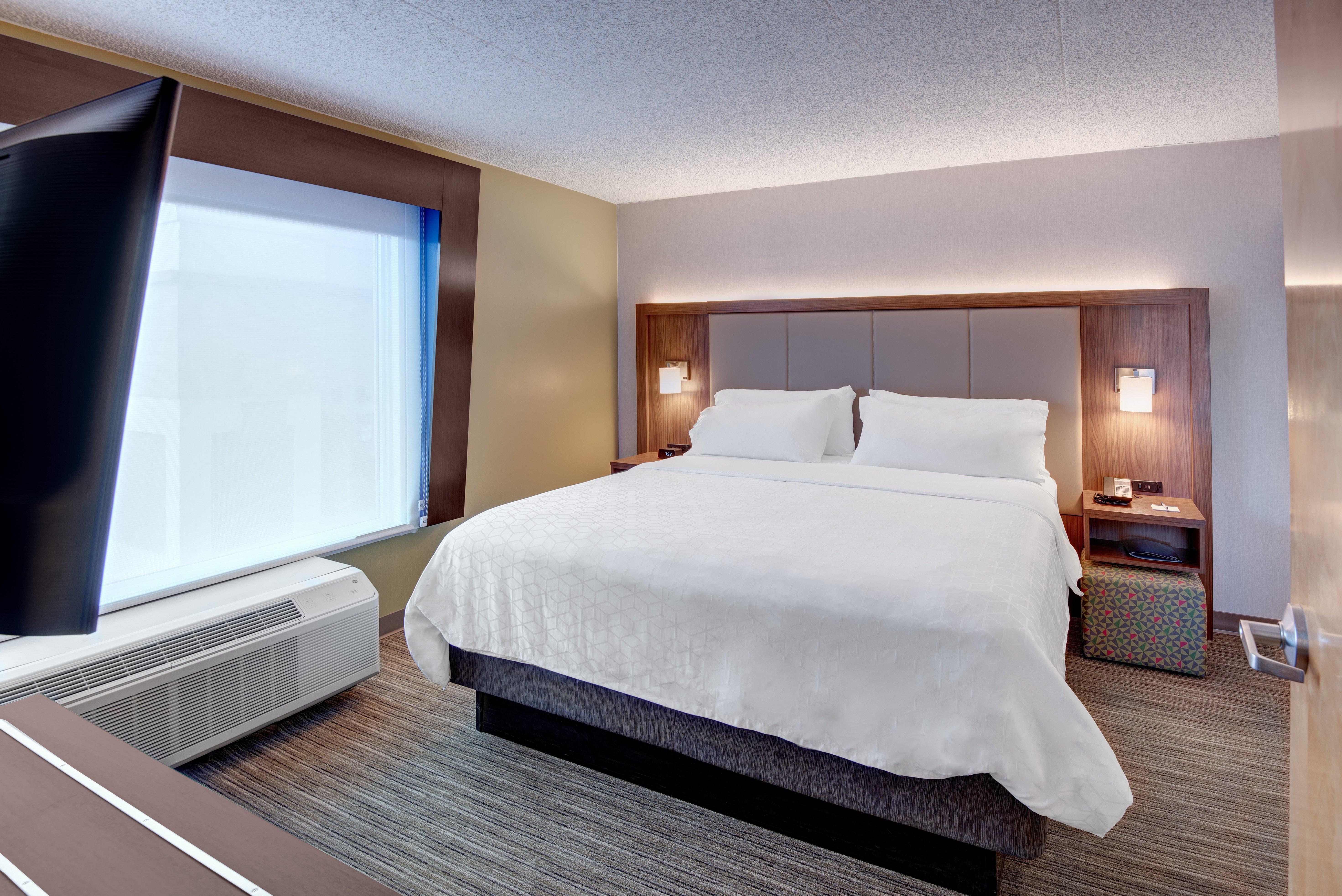 Holiday Inn Express & Suites West Long Branch - Eatontown By Ihg Екстериор снимка