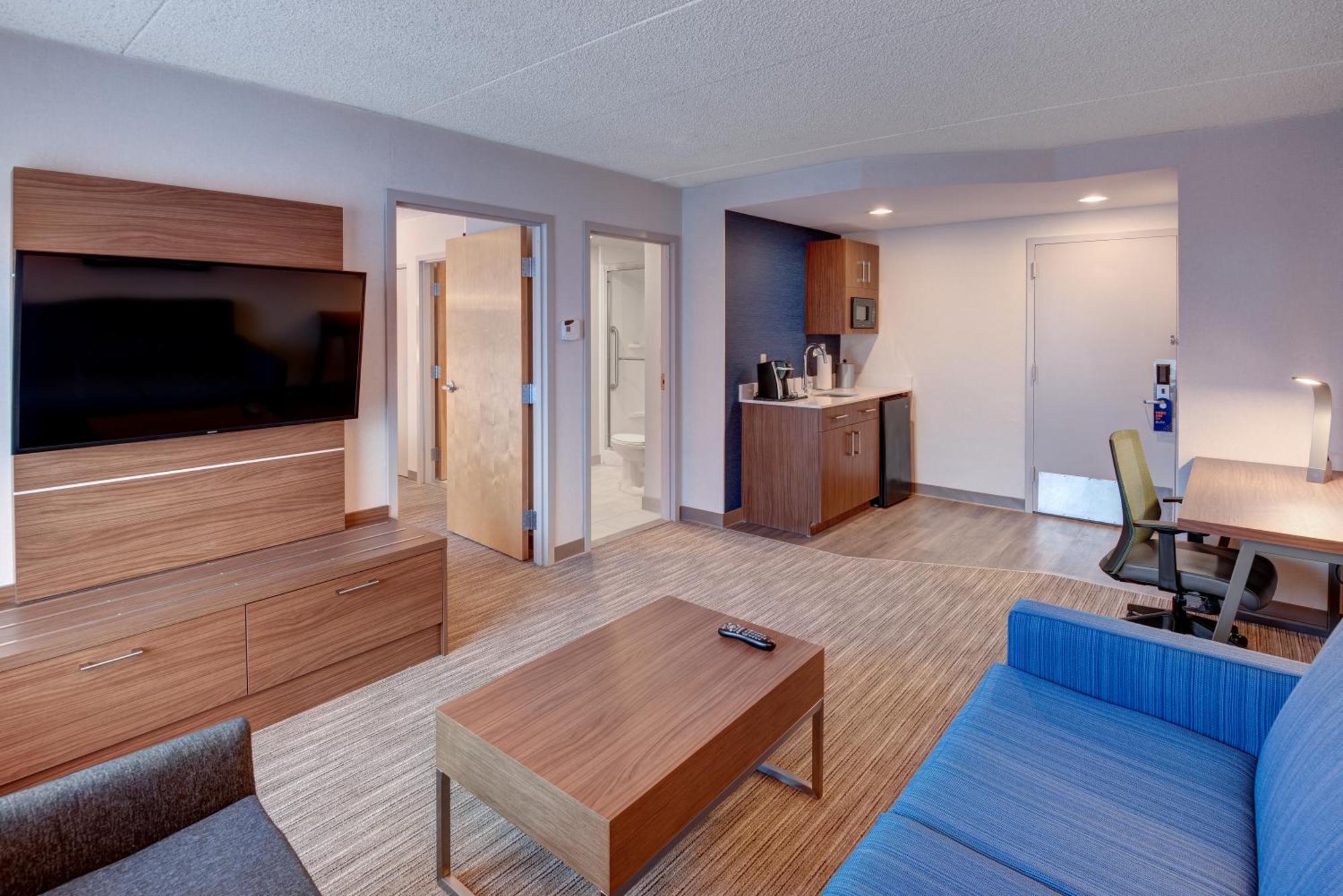 Holiday Inn Express & Suites West Long Branch - Eatontown By Ihg Екстериор снимка