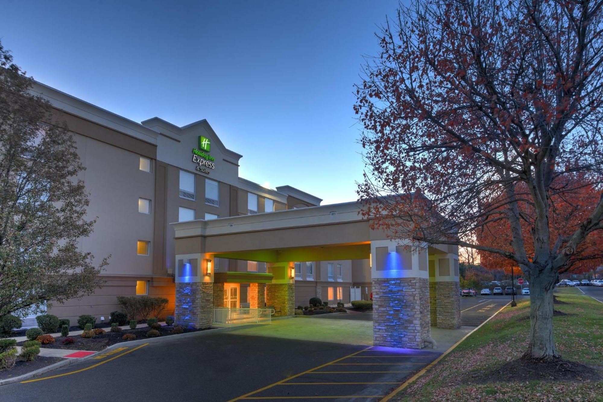 Holiday Inn Express & Suites West Long Branch - Eatontown By Ihg Екстериор снимка