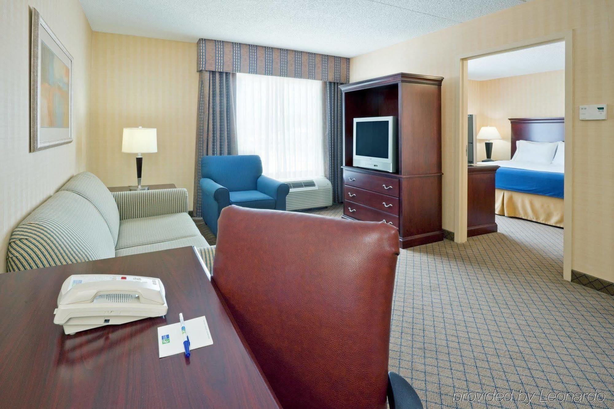 Holiday Inn Express & Suites West Long Branch - Eatontown, An Ihg Hotel Стая снимка