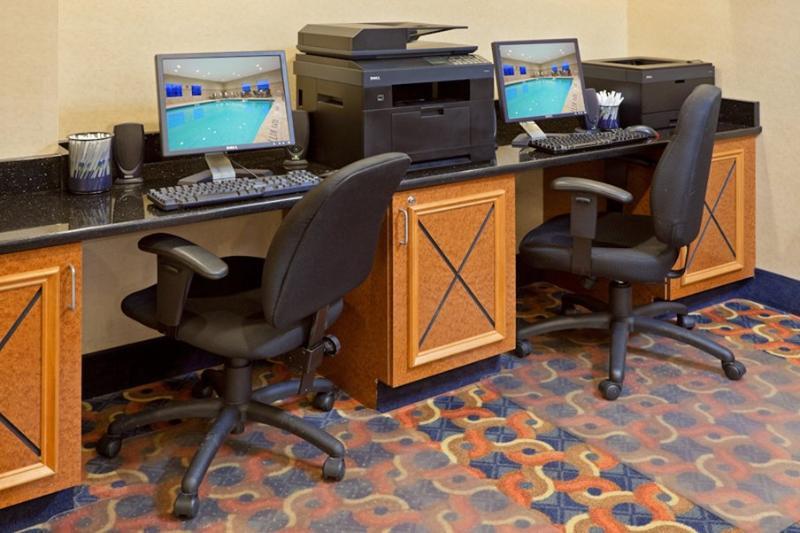 Holiday Inn Express & Suites West Long Branch - Eatontown By Ihg Екстериор снимка