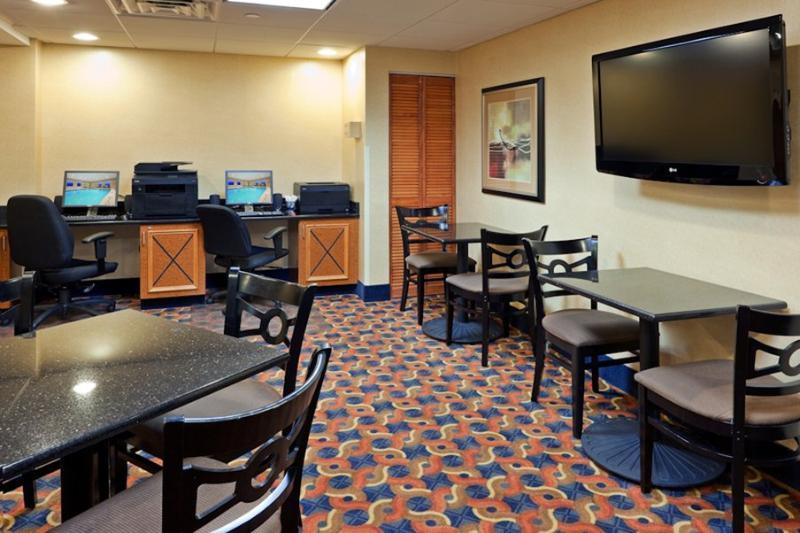 Holiday Inn Express & Suites West Long Branch - Eatontown By Ihg Екстериор снимка