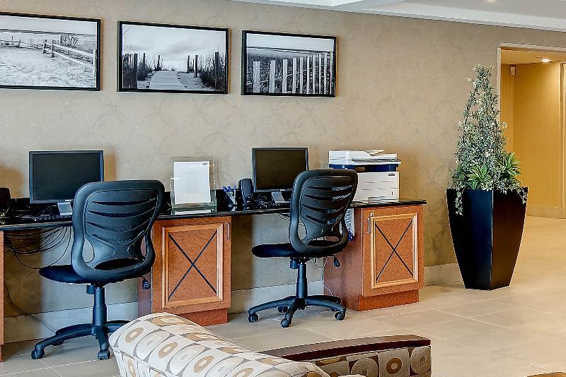 Holiday Inn Express & Suites West Long Branch - Eatontown By Ihg Екстериор снимка