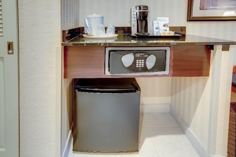 Holiday Inn Express & Suites West Long Branch - Eatontown By Ihg Екстериор снимка