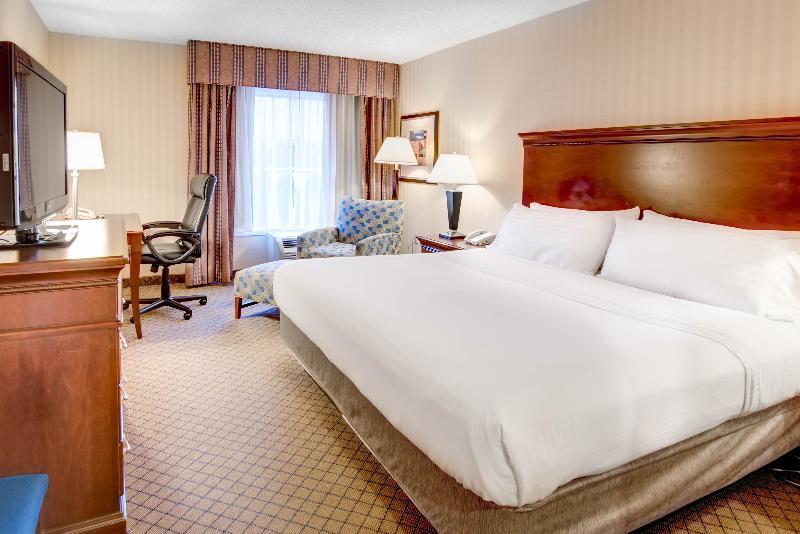 Holiday Inn Express & Suites West Long Branch - Eatontown By Ihg Екстериор снимка