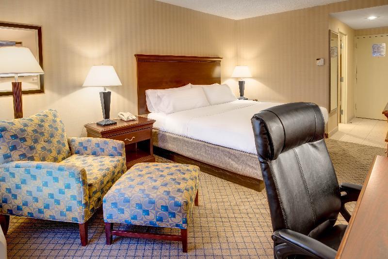 Holiday Inn Express & Suites West Long Branch - Eatontown By Ihg Екстериор снимка