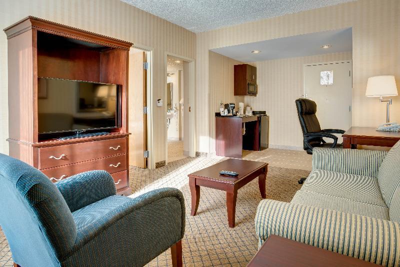 Holiday Inn Express & Suites West Long Branch - Eatontown By Ihg Екстериор снимка
